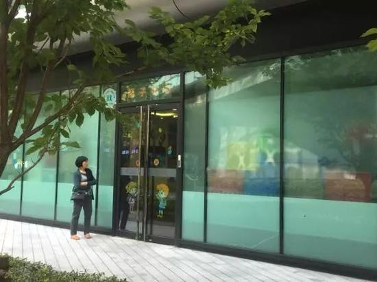 　　11月8日，上海长宁区金钟路携程总部。现场一名工作人员说，目前亲子中心仍正常开业。 澎湃新闻记者 李菁 图