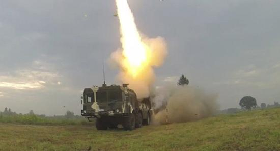 试射中的白俄罗斯“波罗乃兹”大口径远程火箭炮