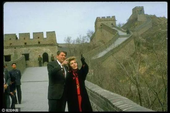 ▲里根和夫人在长城。