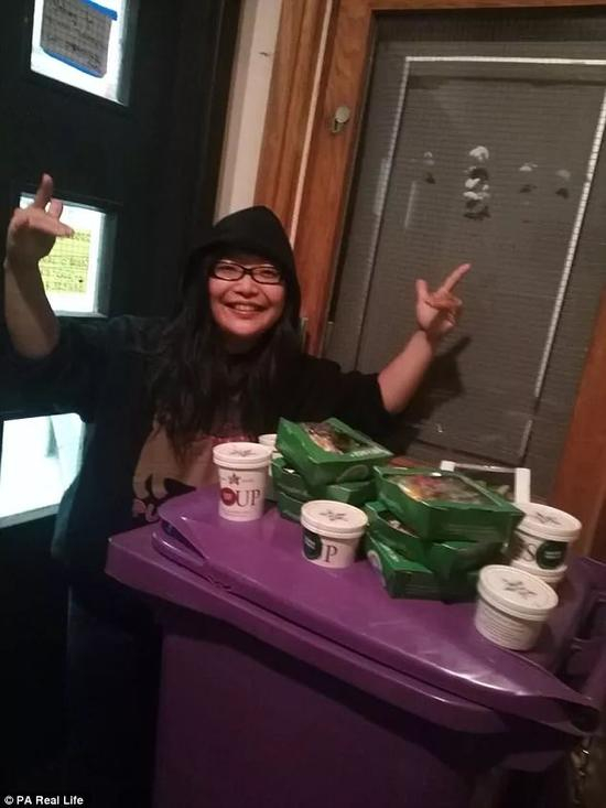 ▲捡回的各种食物。图据《每日邮报》