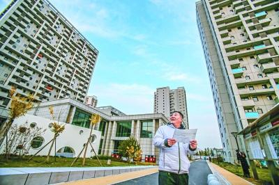 　　2017年11月8日，一位来看房的市民在位于丰台区的街区制公租房项目查看街区环境。 北京日报实习记者 武亦彬 摄