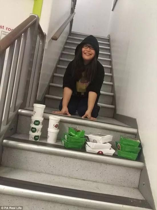 ▲牛津女学霸从垃圾桶找到吃的。图据《每日邮报》