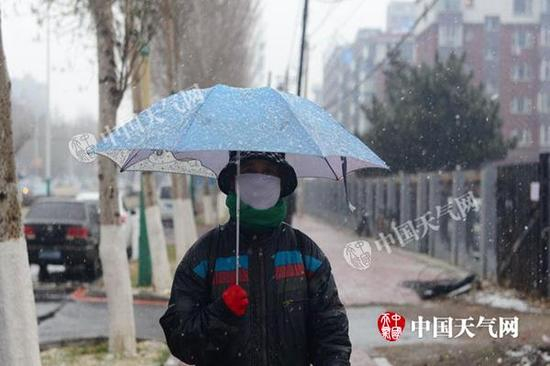 昨天上午，吉林长春出现降雪，气温低迷。贾雪梅 摄