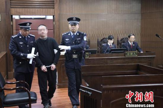 被告人徐利被带上法庭。本文图均为 中新网 图