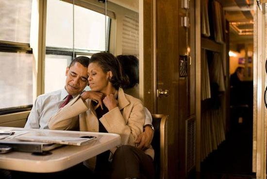 2008年，新罕布什尔州，奥巴马在进行完竞选活动后，和妻子一起乘坐他的竞选巴士。