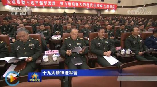 饶开勋（前排左三） 央视新闻截图