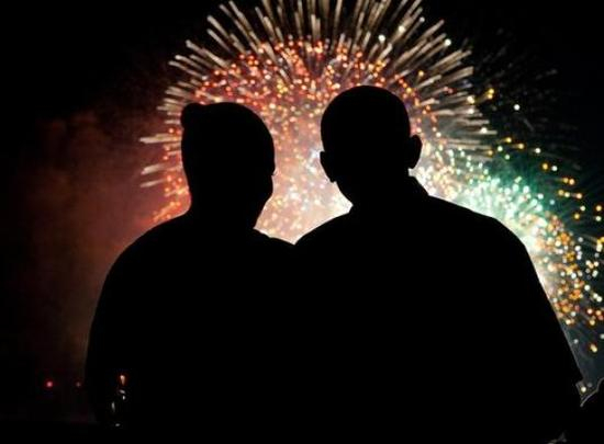 奥巴马就职后的第一个美国独立日，夫妇一起看烟火。