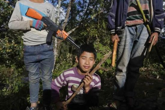 　　▲孩子的父母说，“他们现在扛不动枪，被送到军官学校后也使用木枪演练，等到扛得动就会被送往战场，都是时间问题。”