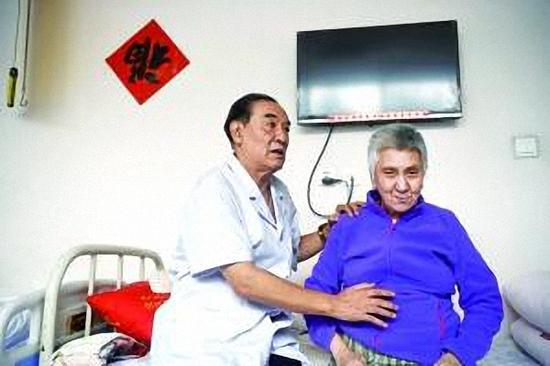 花儿沉浸在孕育宝宝的喜悦中。