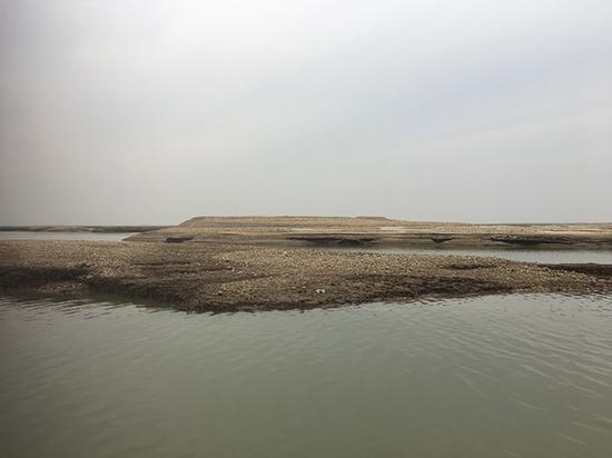 枯水期时露出水面的不长草的尾堆。 澎湃新闻记者 刘霁 摄