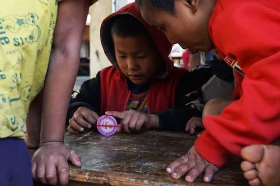 ▲难民小学里的儿童。