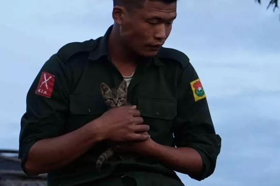 　　▲金卡利从隔壁村庄领养了一只小猫，小猫成了迫击炮手阿超最好的玩伴，现在阿超一有时间就会抱着它。