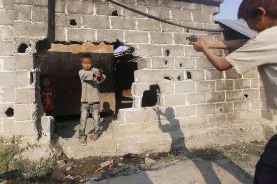 ▲孩子们在难民营中玩着游击队游戏。