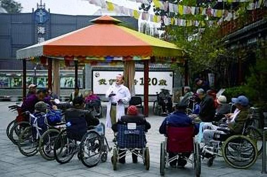 护士带领大家做早操还不忘高歌一曲。 本文图均为 北京晨报 图