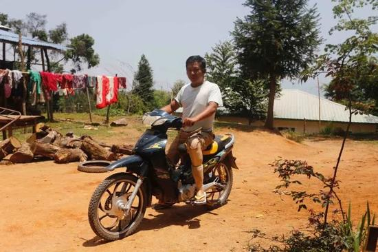 ▲一名在战斗中失去左腿的士兵。