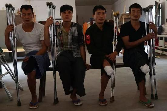 ▲战地医院里的伤员。