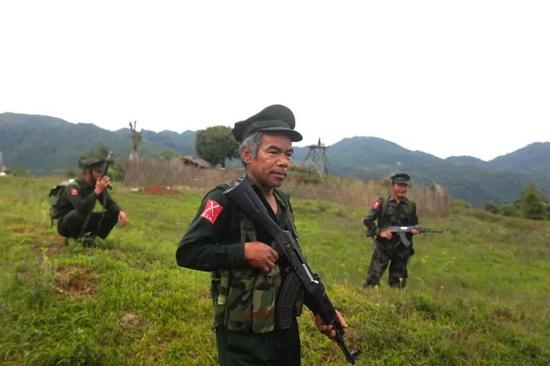 ▲巡逻中的金卡利，后面的茅草房，就是他们的“掩体”。