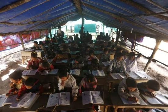 ▲难民小学里的孩子正在学习。