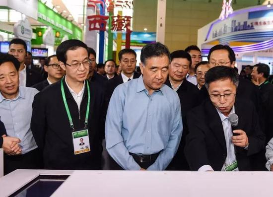 △ 汪洋参观首届新农民新技术创业创新博览会