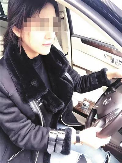 　　▲自称“段爽”的业务员向一名投资者发来驾驶奔驰汽车的照片，继而引出“购买新三板原始股可一夜暴富”的话题。