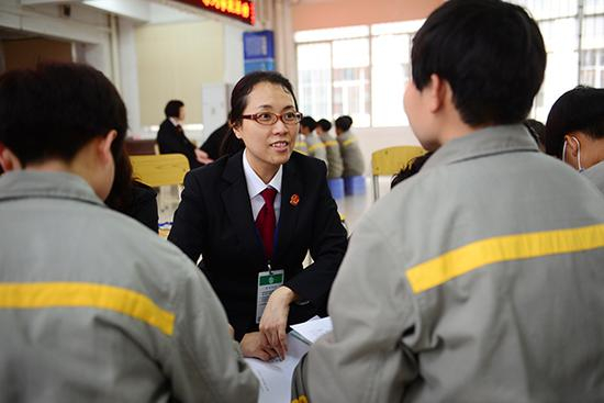 陈海仪在帮教犯罪少年。 本文图均为 受访者供图