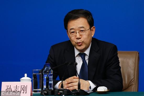 　　2013年03月14日，北京，十二届全国人大一次会议新闻中心在梅地亚中心多功能厅举行记者会。图为国家发展和改革委员会副主任、国务院深化医药卫生体制改革领导小组办公室主任孙志刚（@视觉中国）