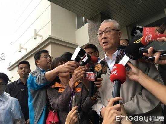 14日上午，国民党主席吴敦义声援台湾“八百壮士”。（图片来源：台湾《东森新闻云》）