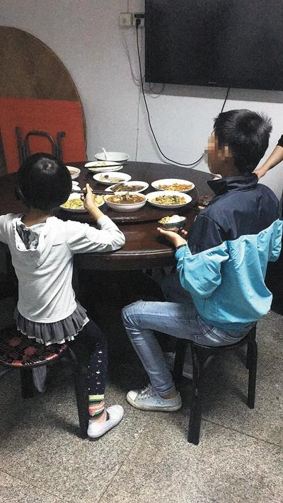 小金兄妹在派出所吃饭。图片由福明派出所提供