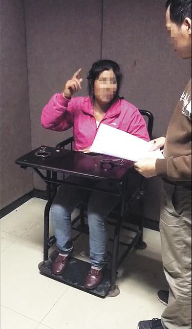 文丽在审讯室。图片由福明派出所提供