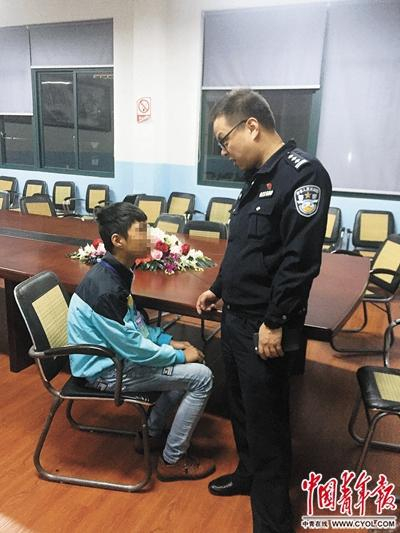 林煊去学校看望小金。中国青年报·中青在线记者&nbsp;袁贻辰/摄