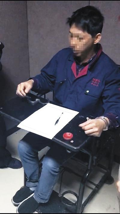 卢勇在审讯室。图片由福明派出所提供