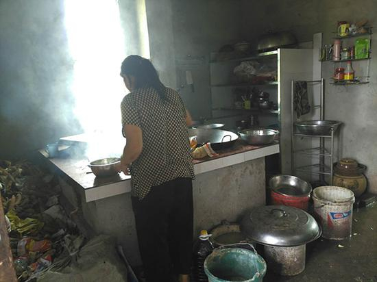 章胜子在厨房为孩子们准备午餐。&nbsp; 本文图片除署名外&nbsp;&nbsp;澎湃新闻记者 明鹊