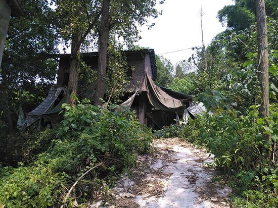 去年下半年之前，章胜子一家十几口人居住在这栋老房子里。