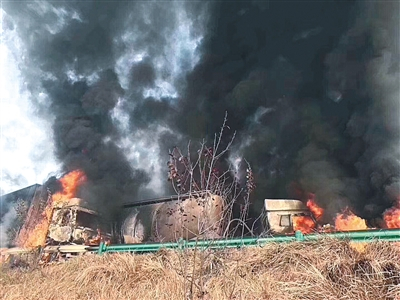 　　11月15日，滁新高速阜阳段发生连环交通事故。截至发稿时已造成18人死亡，21名伤者被送往医院救治。新华社发