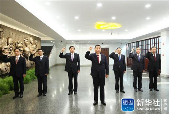 2017年10月31日上午，习近平带领其他中共中央政治局常委同志在上海中共一大会址纪念馆一起重温入党誓词。新华社记者 兰红光 摄