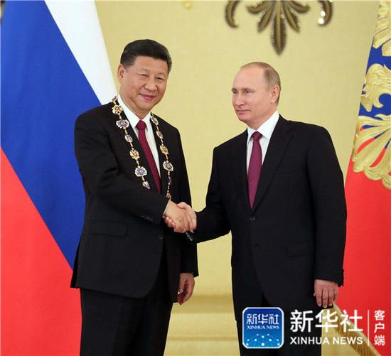 2017年7月4日，习近平在莫斯科克里姆林宫同俄罗斯总统普京举行会谈。这是会谈后，普京向习近平授予俄罗斯国家最高勋章“圣安德烈”勋章。新华社记者 刘卫兵 摄