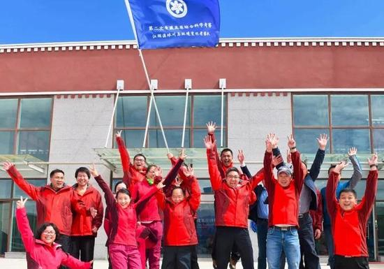 ▲&nbsp;6月17日，参与江湖源冰川与环境变化考察的科研人员在出发前合影