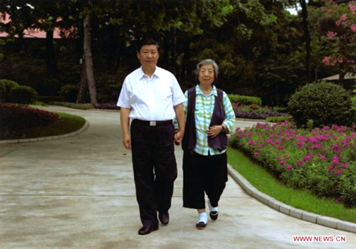这是习近平陪母亲齐心散步。