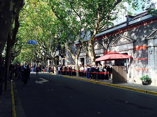 11月15日，上海，中国共产党第一次全国代表大会会址纪念馆外排队的游客。 澎湃新闻记者 邹娟 图