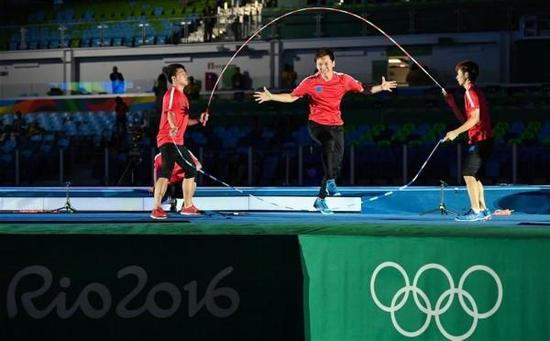 2016年，上海体院的花样跳绳队在里约奥运会上表演。 新华社 图