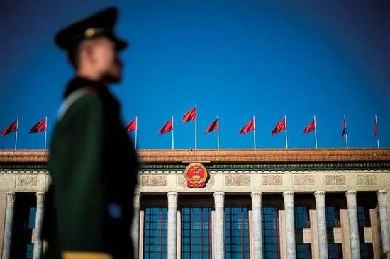 　　（虽然宪法规定全国人大及其常委会有监督宪法实施的职权，县级以上各级地方人大有保证宪法在本地区实施的职权，但没有可具体操作的合宪性审查体制。图/AFP）