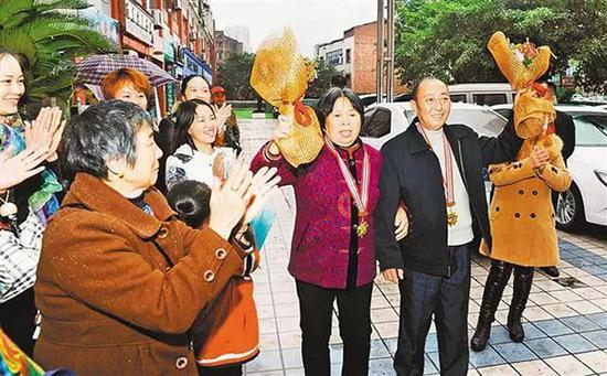 　　11月18日下午，荣获第六届全国道德模范的陈淑梅、李其云夫妇回到铜梁，受到父老乡亲们的热烈欢迎。熊明 图