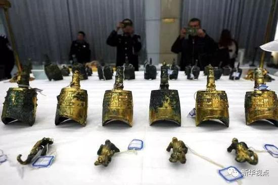 被追缴回的战国——西汉时期的鎏金铜甬钟。 　　（11月17日摄）摄影：新华社记者梁爱平