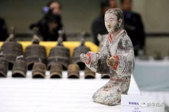 被追缴回的汉代彩绘跽坐陶俑。（11月17日摄） 　　摄影：新华社记者梁爱平