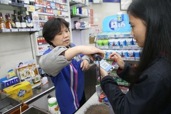 资料图片：手机支付。新华社记者丁汀摄