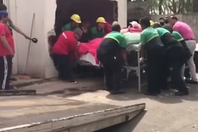 千斤女子无法出门 被破墙抬出