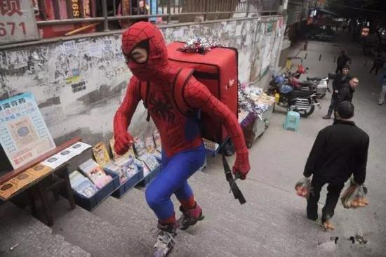 外卖小哥cosplay蜘蛛侠送餐