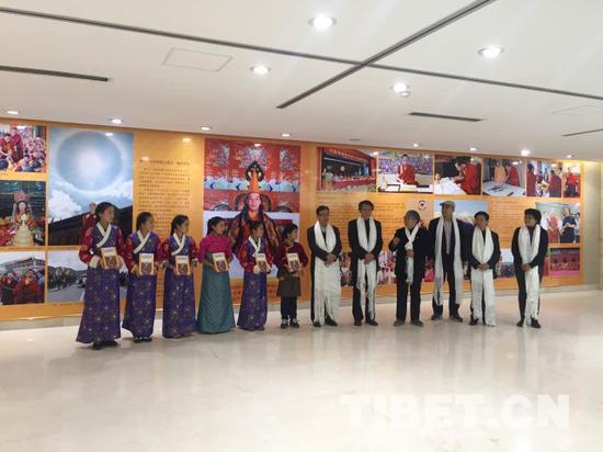 “爱国爱教 护国利民•张飙书十一世班禅文语摘句书法展”　图片来源中国西藏网