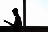 12岁男孩独自为亡父销户