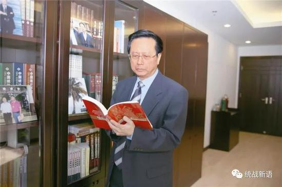 陈昌智主席在办公室